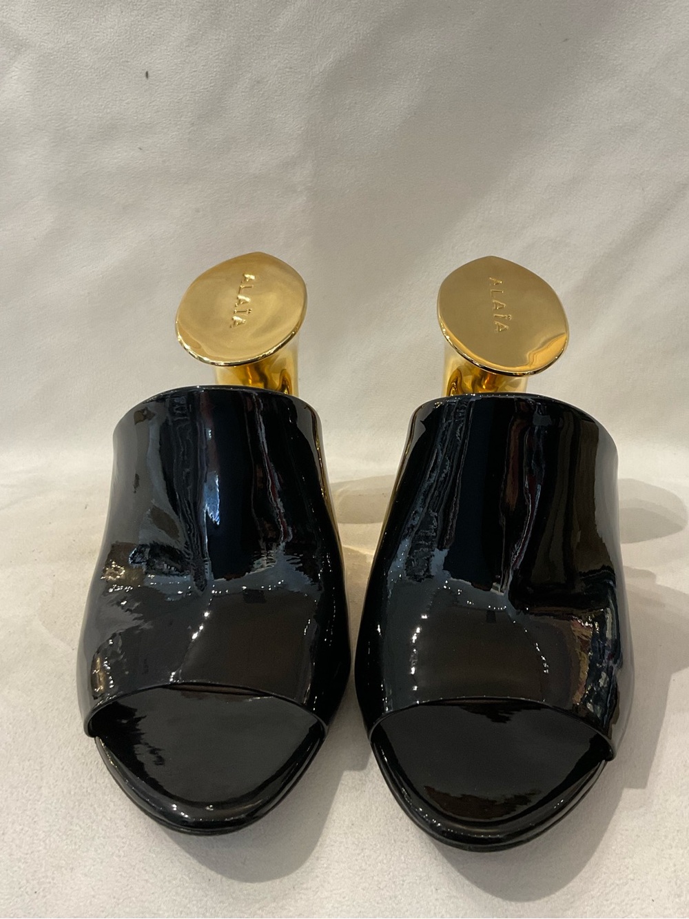 Alaïa La Sculpture Black Patent Leather Mules with Gold Sculptural Heels - Picture 2 of 9